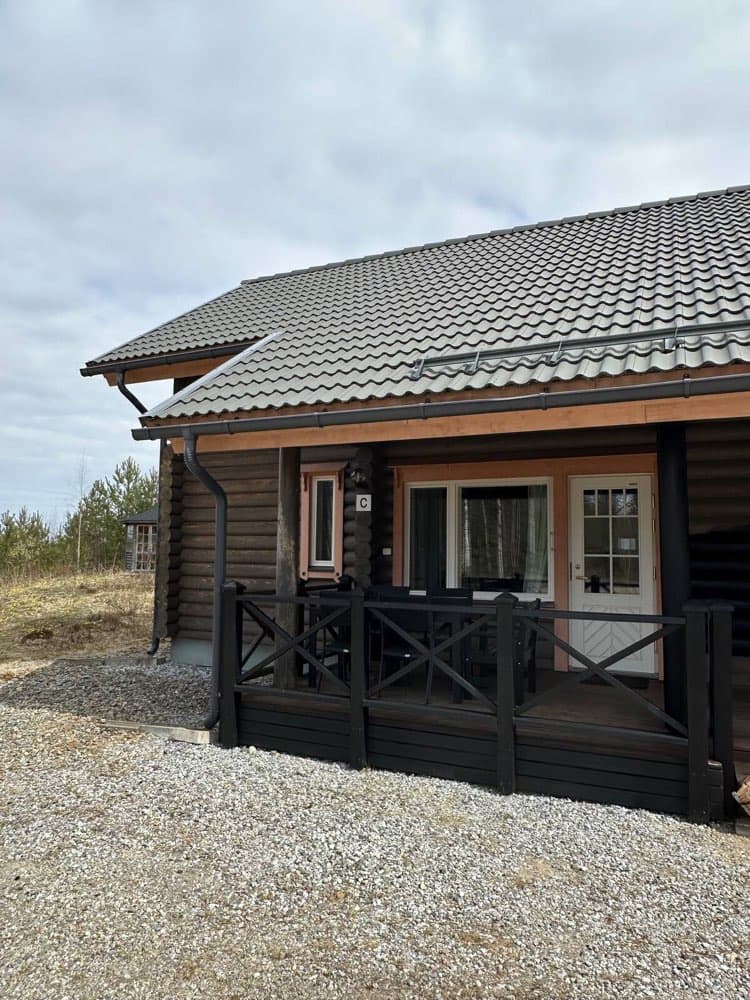 Karhu — Yli 100 m² kahdessa kerroksessa — tyylikäs, tilava mökki ryhmämatkoille, saunalla ja järvinäkymillä.