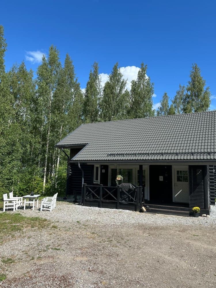 Siili — Kuudesta suurin — kolmen makuuhuoneen hirsihuvila kahdeksalle, omalla saunalla ja kaasugrillillä.